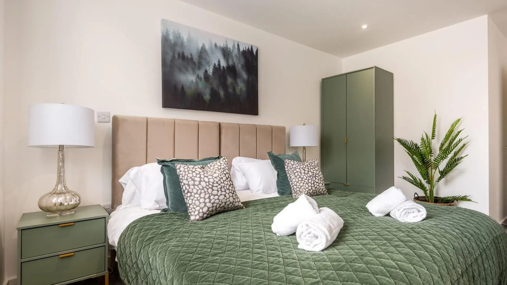 Contemporary 1 Bed Central Rotherham Studio