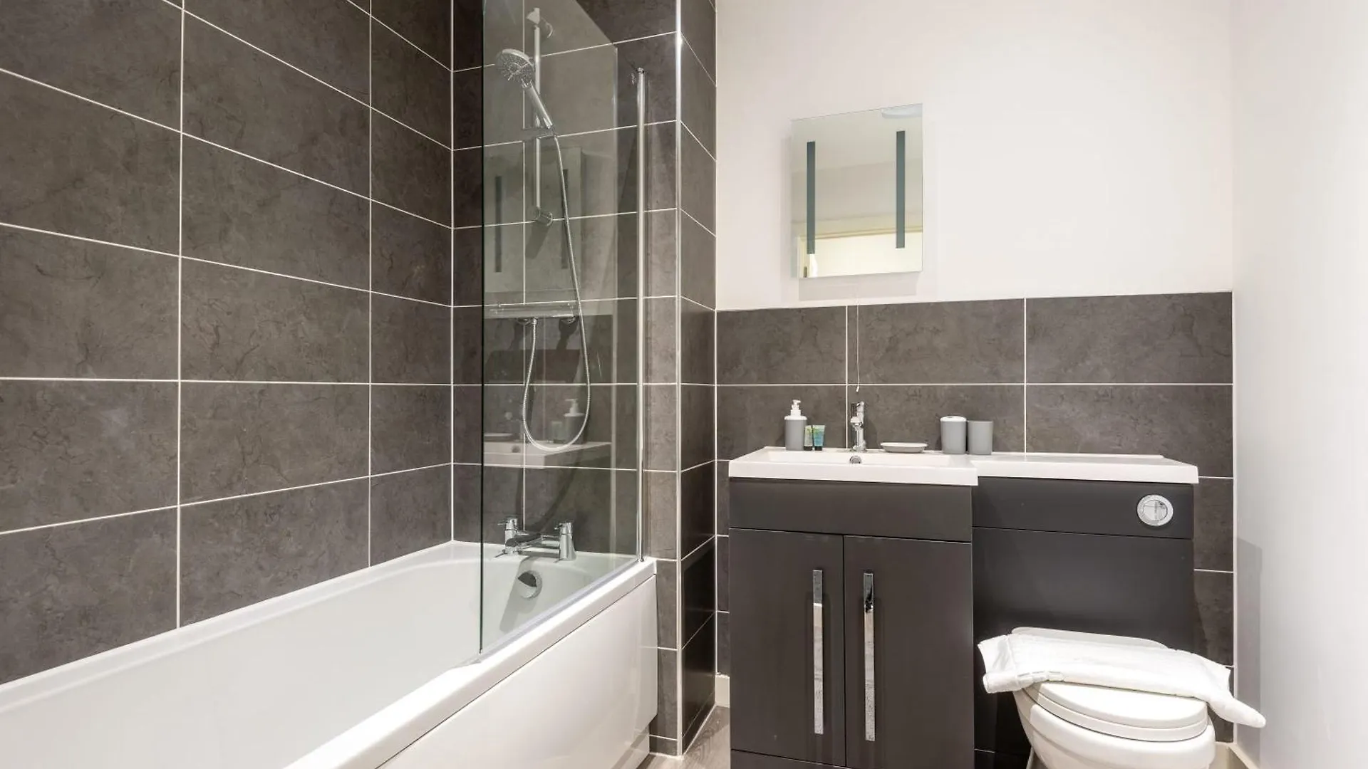 Contemporary 1 Bed Central Rotherham Studio شقة