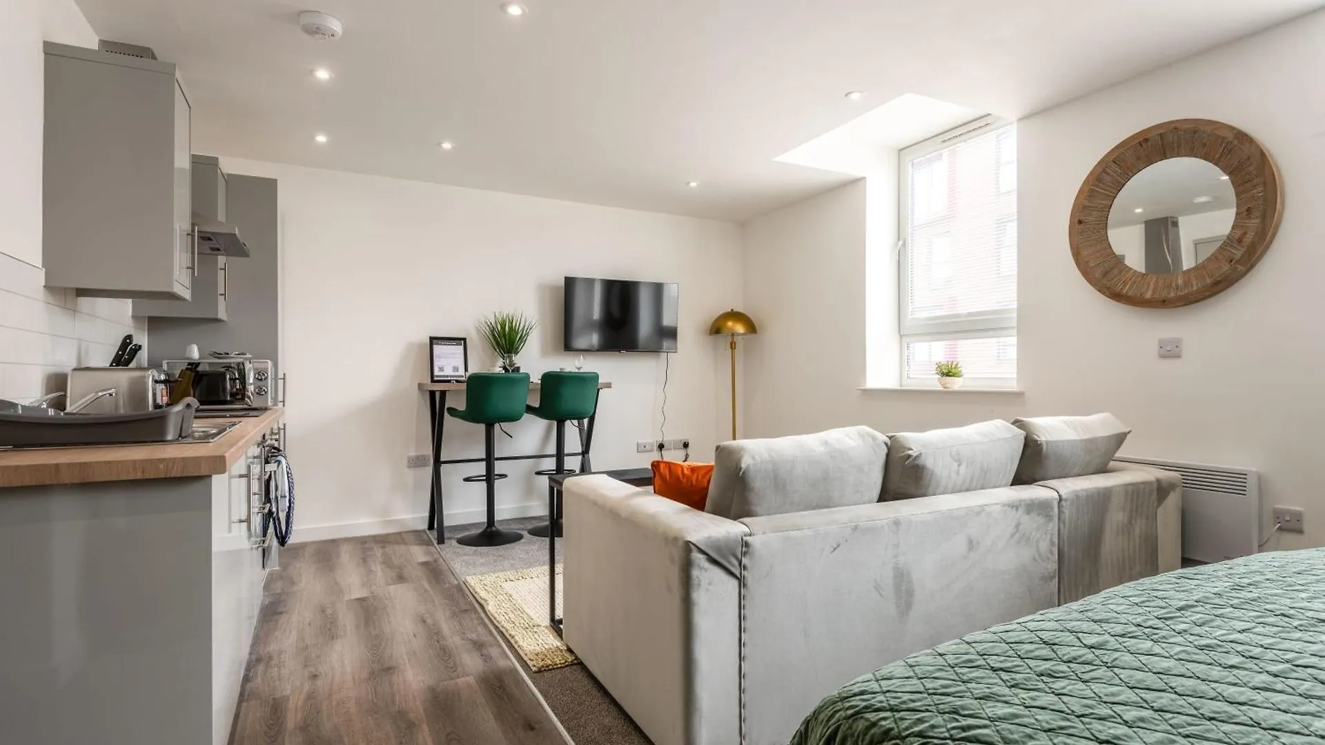 Contemporary 1 Bed Central Rotherham Studio 0*,